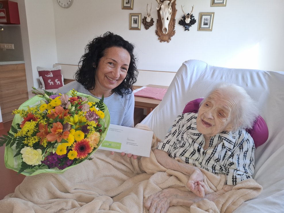 Unsere Frau Bürgermeisterin besucht Frau Valerie Allitsch in ihrem Zimmer und gratuliert sehr herzlich zum 95. Geburtstag. 