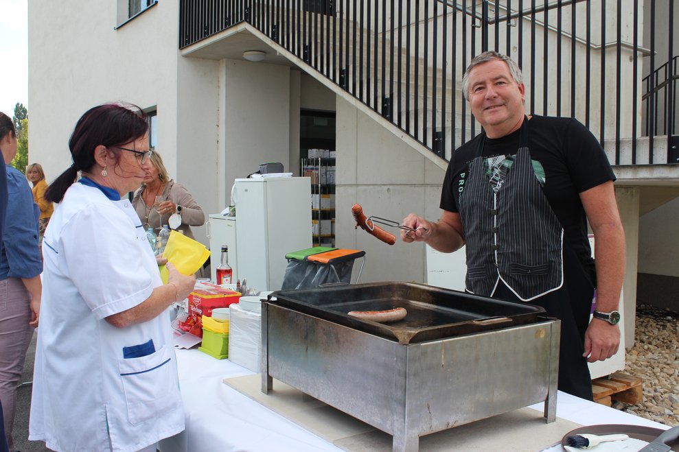 Unser Haustechniker Ernst Rehberger grillt.