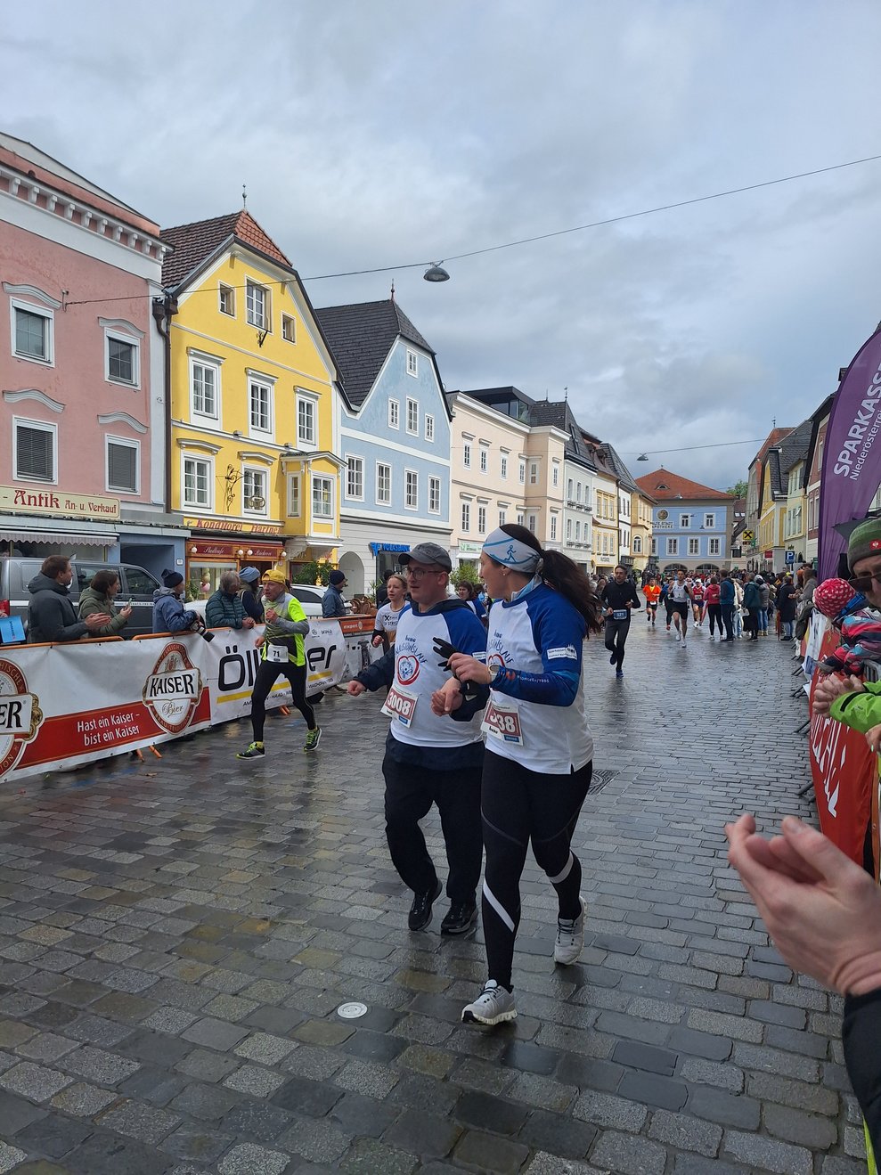 2 Personen laufen Richtung Ziel