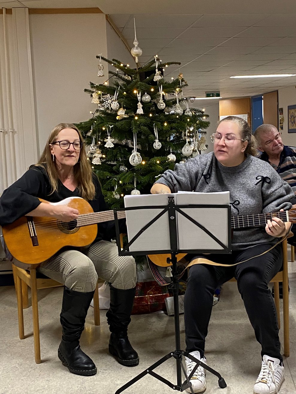 die beiden Klassenlehrerinnen beim Singen