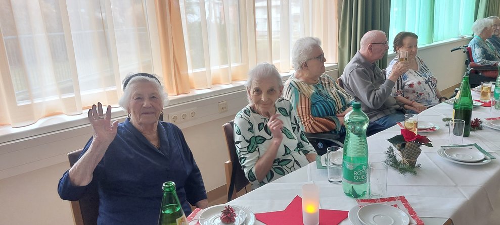 Bewohnerinnen winken in die Kamera