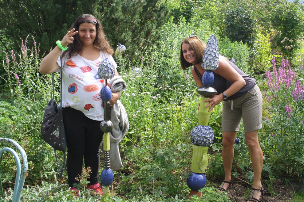 Zwei Frauen stehen in einem Garten