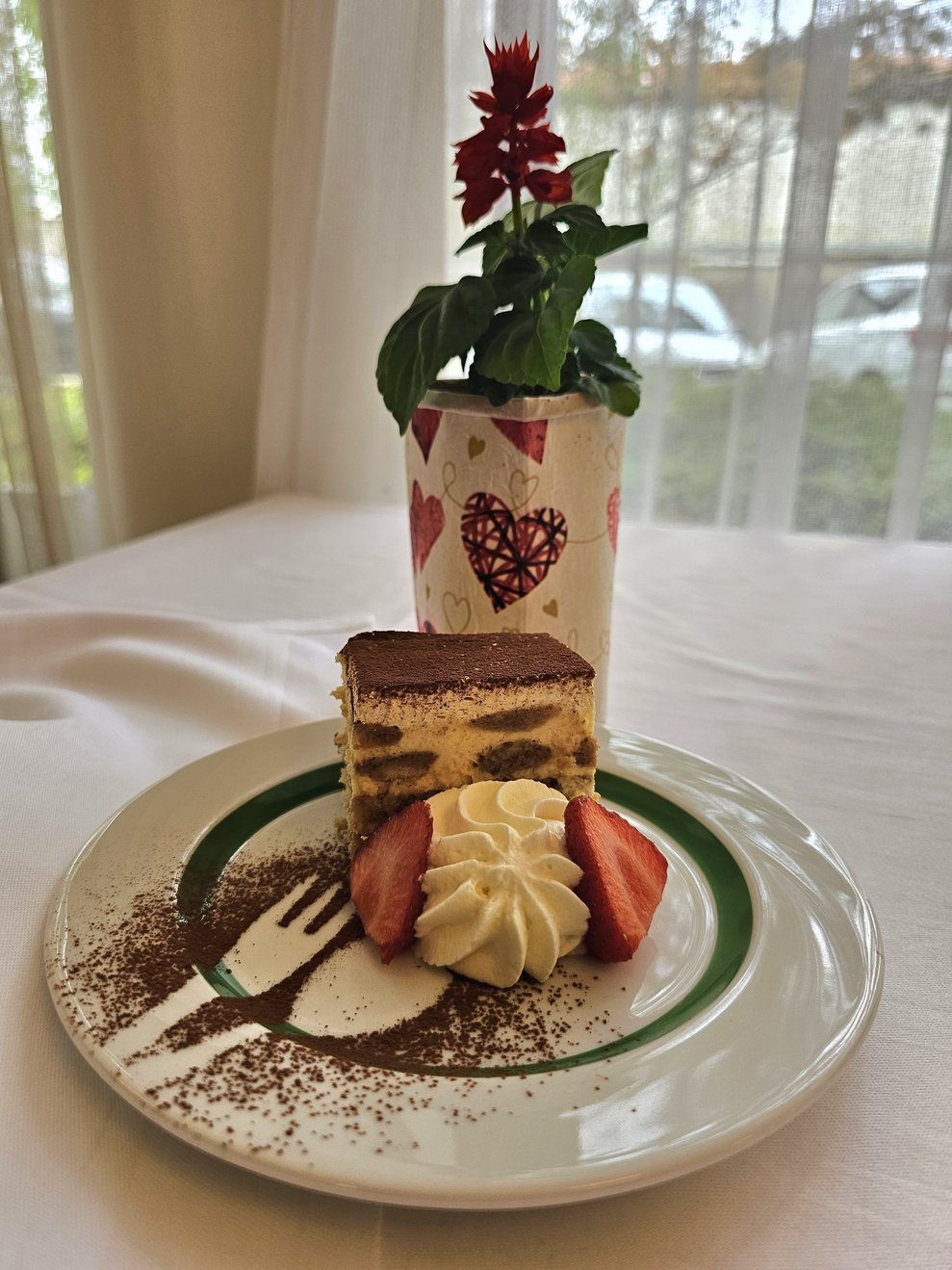 Als kleines Geschenk an die Mütter gab es einen Blumenstock und ein köstliches Tiramisu. 