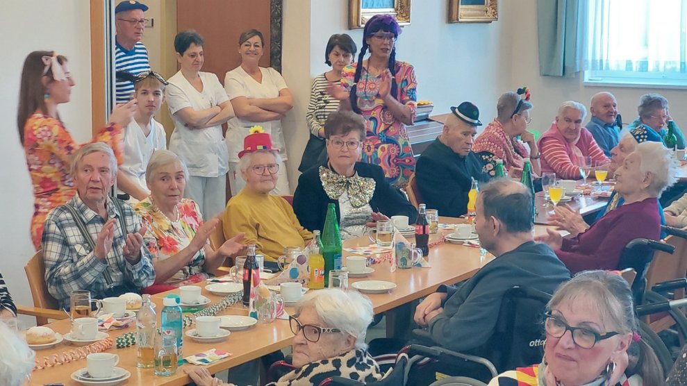 Viele Personen beim Faschingsfest.