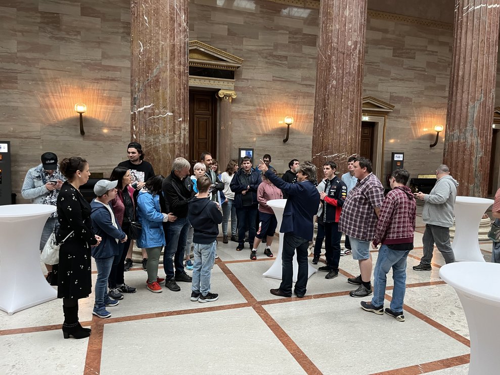 Eine Gruppe Menschen schaut sich das Parlament an