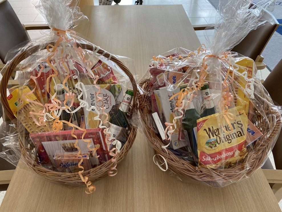 Die Geschenkkörbe sind individuell für die Jubilarinnen zusammen gestellt.