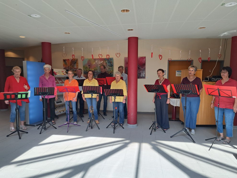 Der Chor singt. 