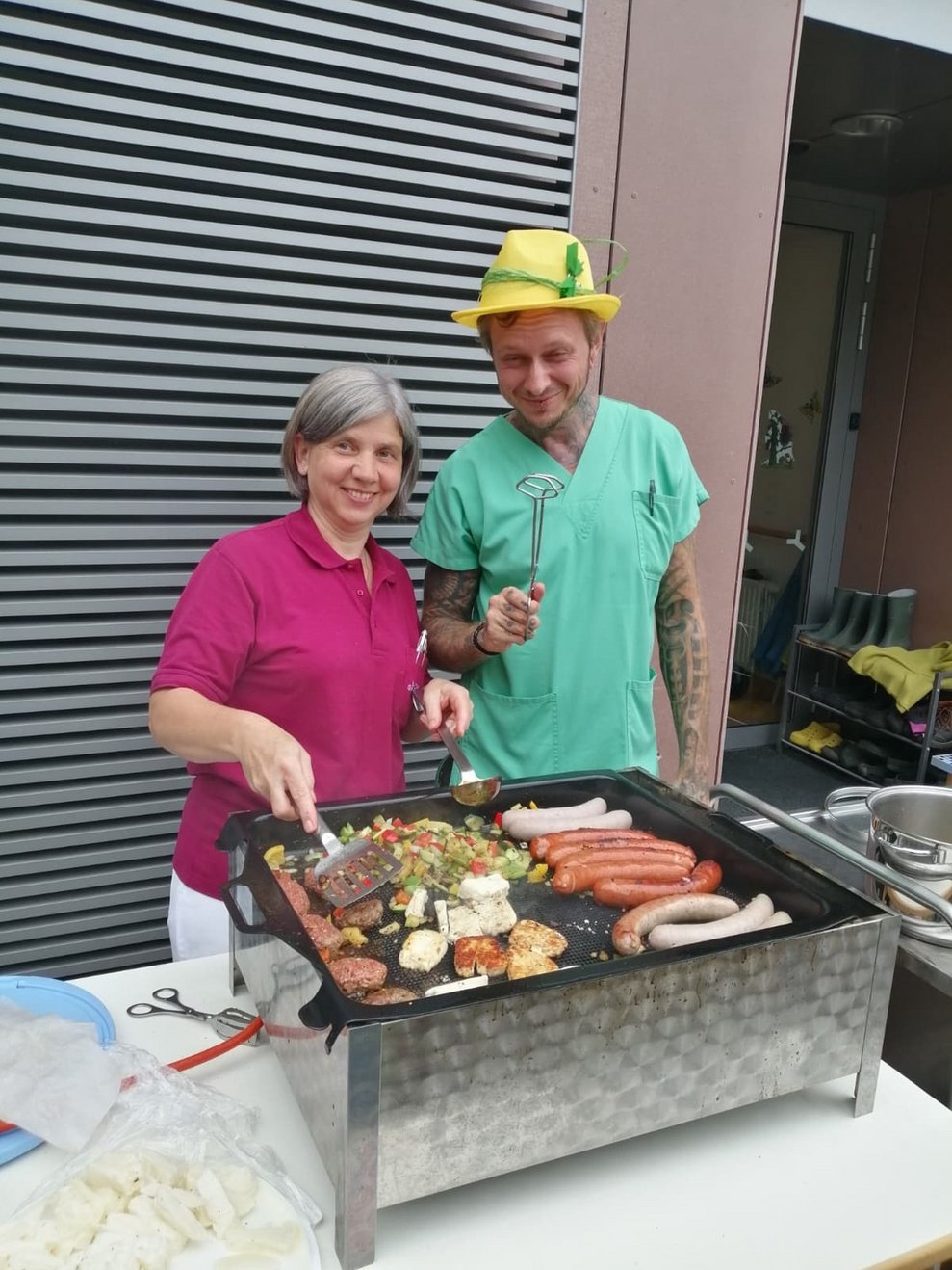 Unser Dreamteam heute am Grill: HH Huberta Piller und PA David Hickelsberger.