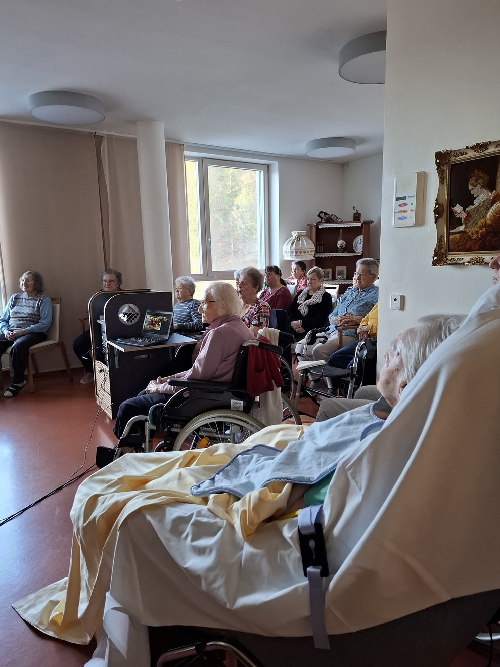 Zwischendurch erzählen die Anwesenden von ihren Erinnerungen an Christkindlmärkte, die sie besucht haben und davon, wie begeistert dort Geschenke für Freunde und Angehörige gekauft wurden.