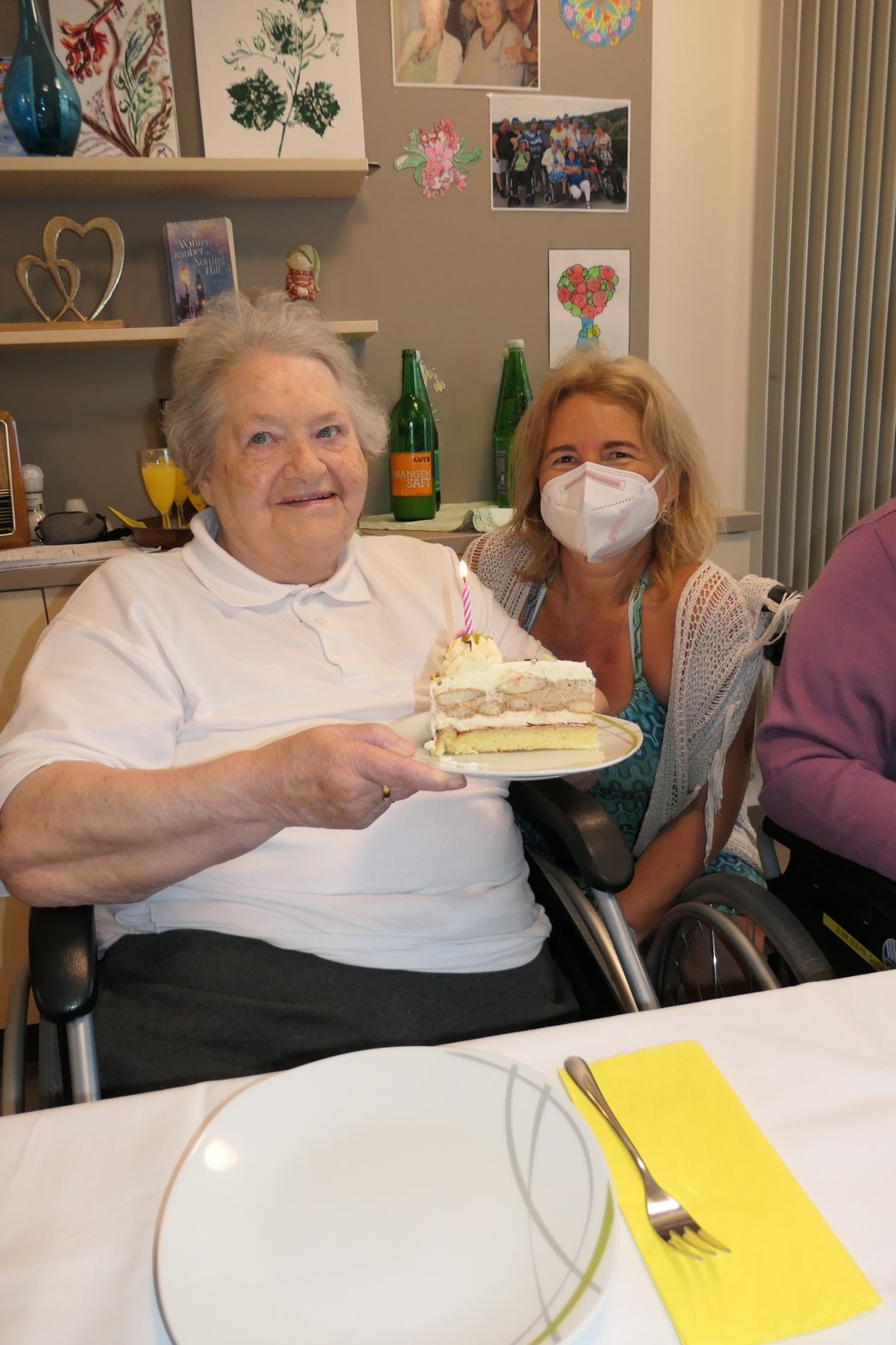 Zwei Frauen mit einem Stück Torte.
