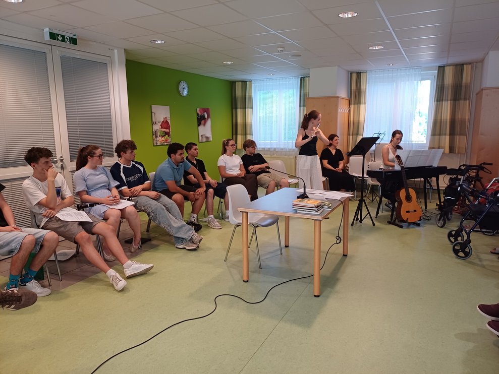 Schülerin spielt ein Instrument