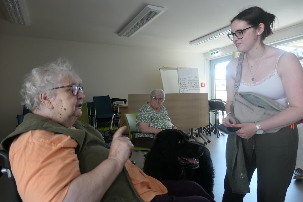 Hund Loki mit Frauchen Carina und einer Dame.