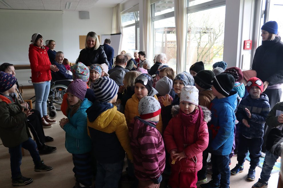 Kindergarten auf Osterhasensuche
