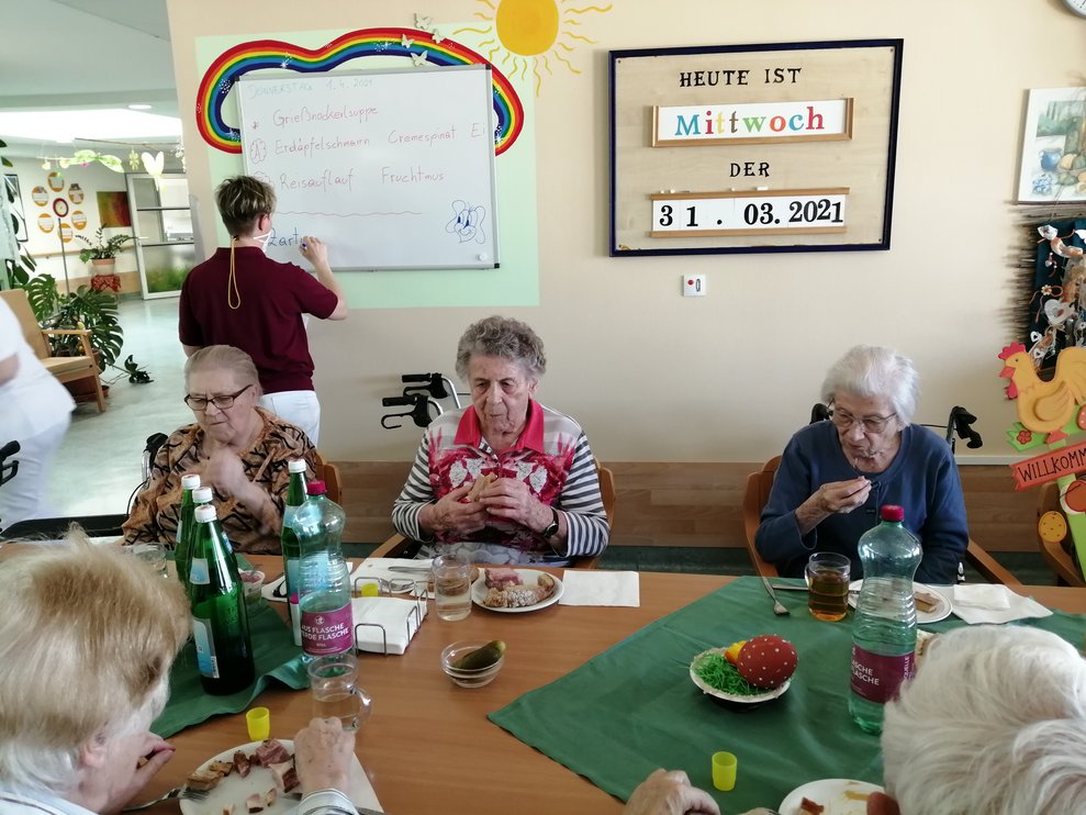 Bewohner: innen am Essenstisch
