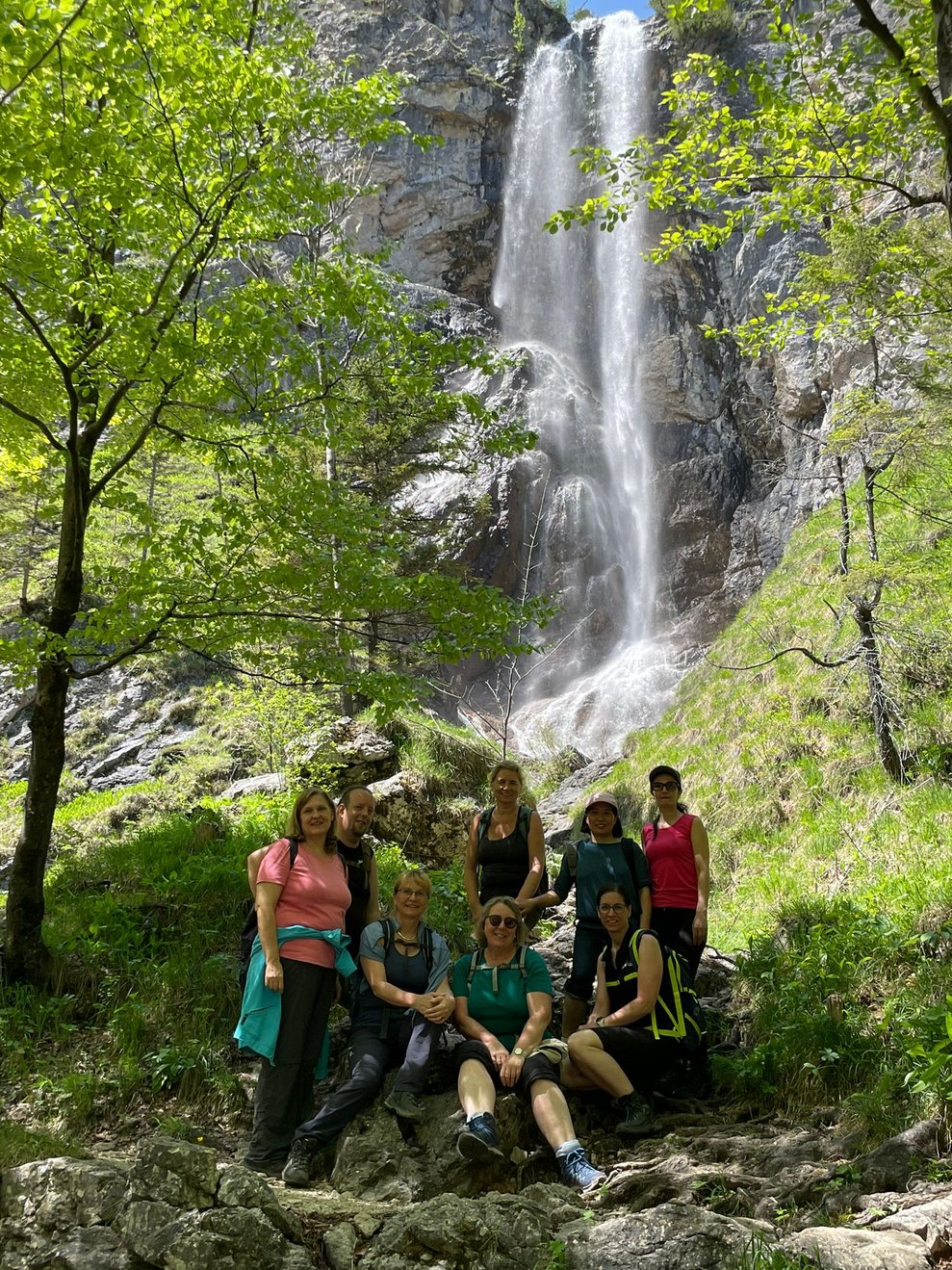 Gruppenfoto vor einem Wasserfall.