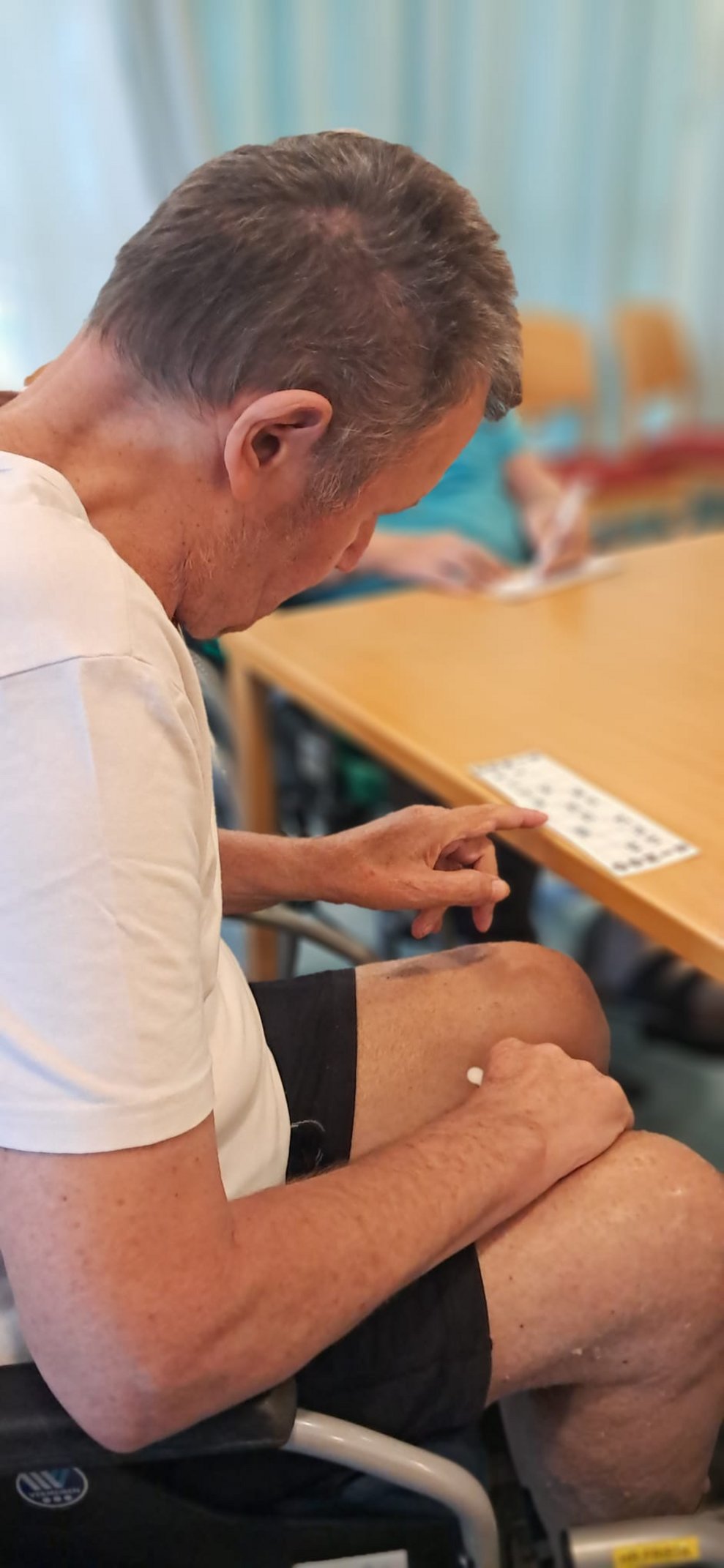 Bewohner beim Bingo spielen.