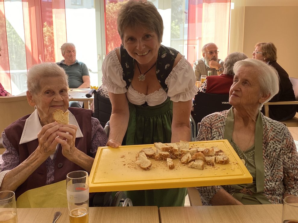 Danach wird der gesegnete Erntedank Striezel aufgeschnitten...