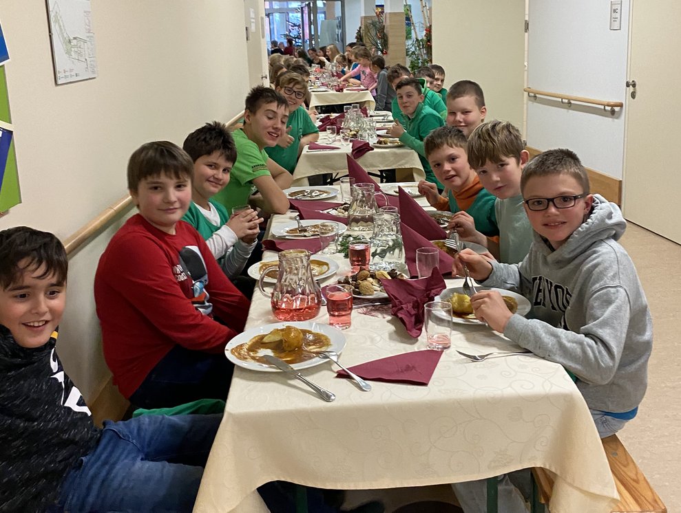 ...werden die Sänger und Lehrerinnen zum Mittagessen eingeladen.