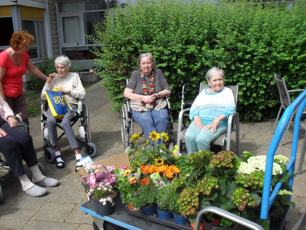 Unsere Bewohner mit Blumen.