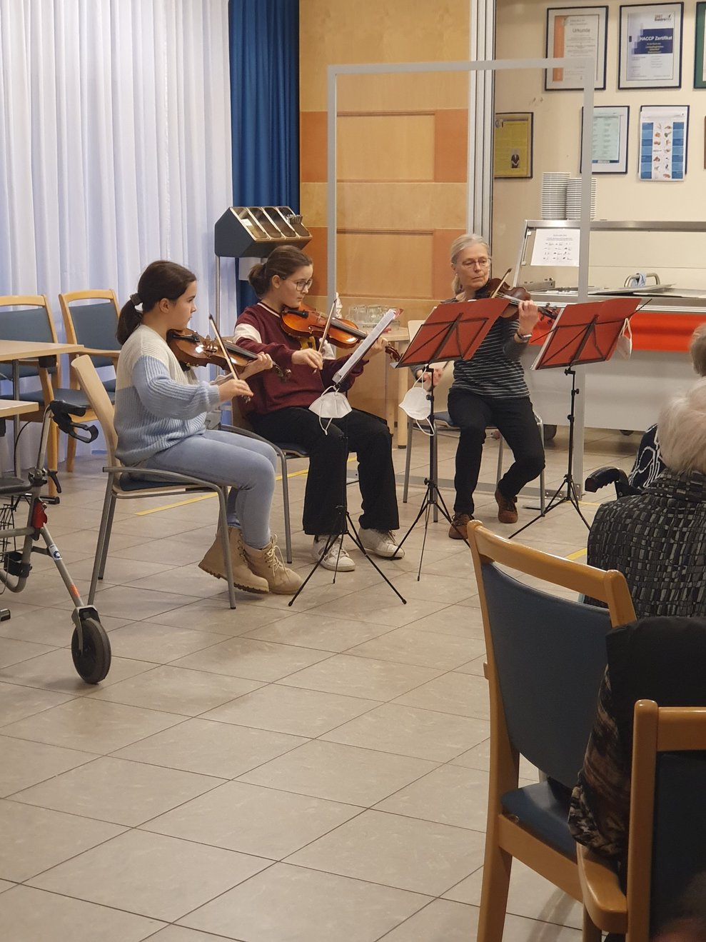 Musikschulkinder mit Leiterin