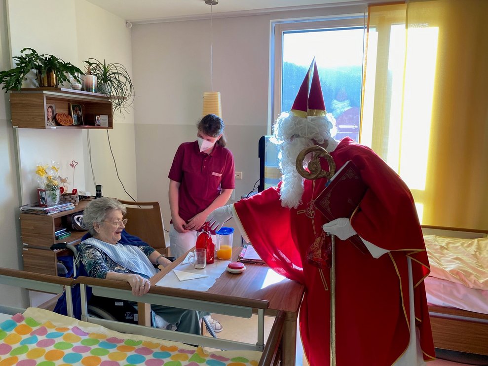 Jeder freut sich über den Besuch vom Nikolaus.