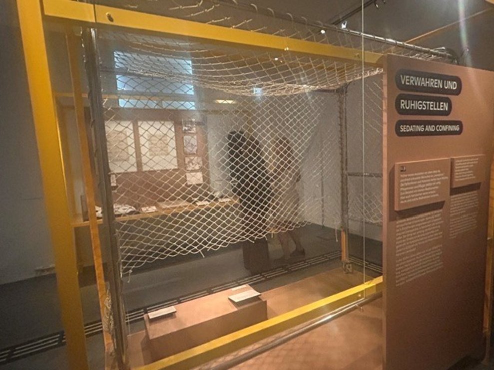 ein Käfig in einer Ausstellung