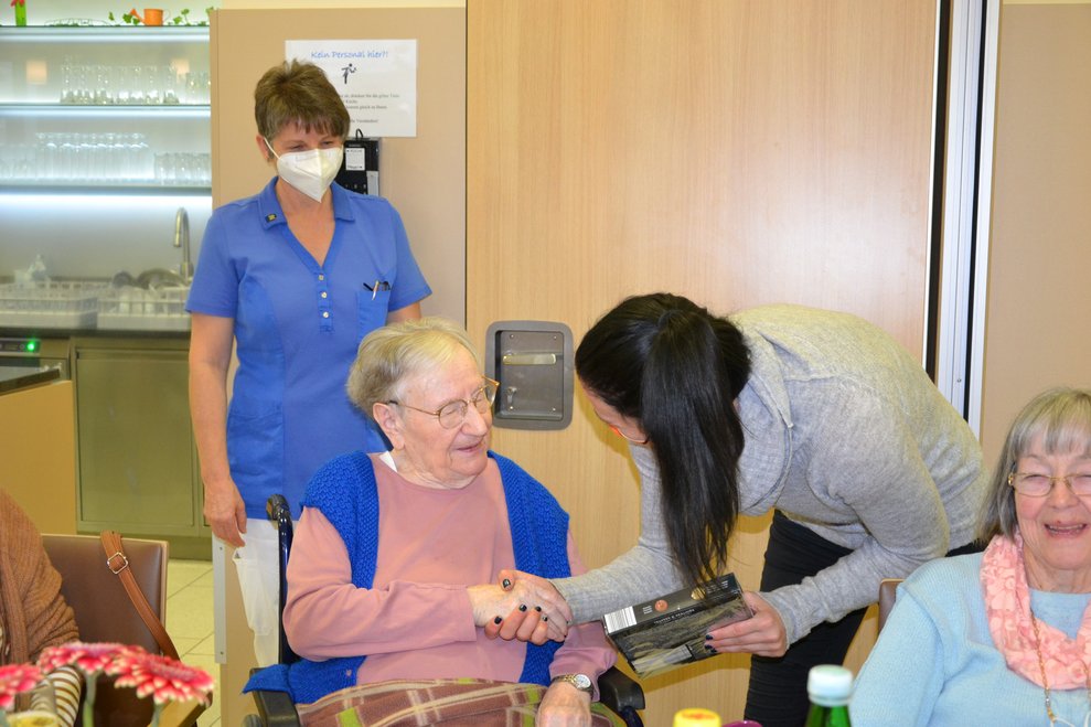 Frau Boden nimmt die Gratulationen im Kreise ihrer Lieben entgegen.