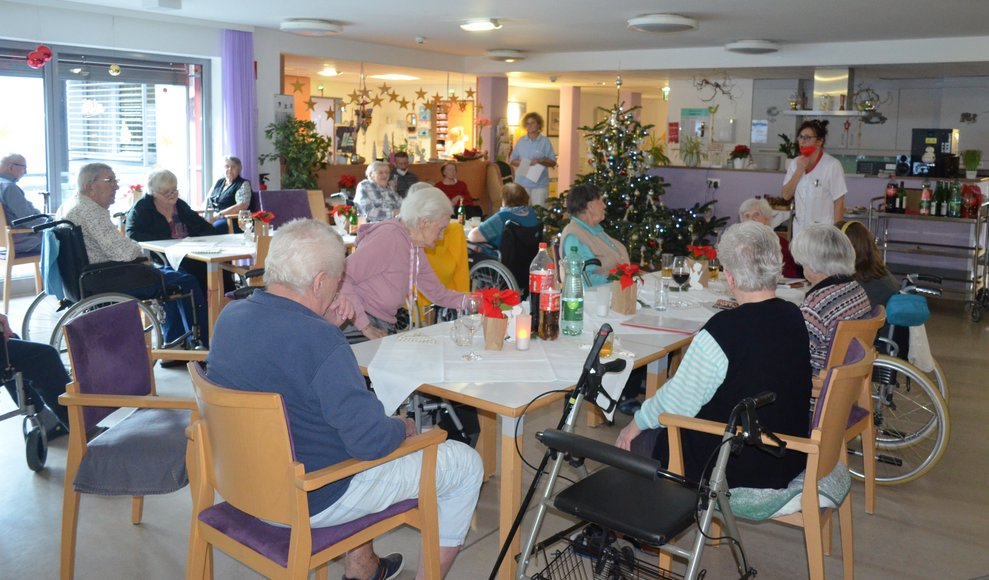 Bewohner im Speisesaal