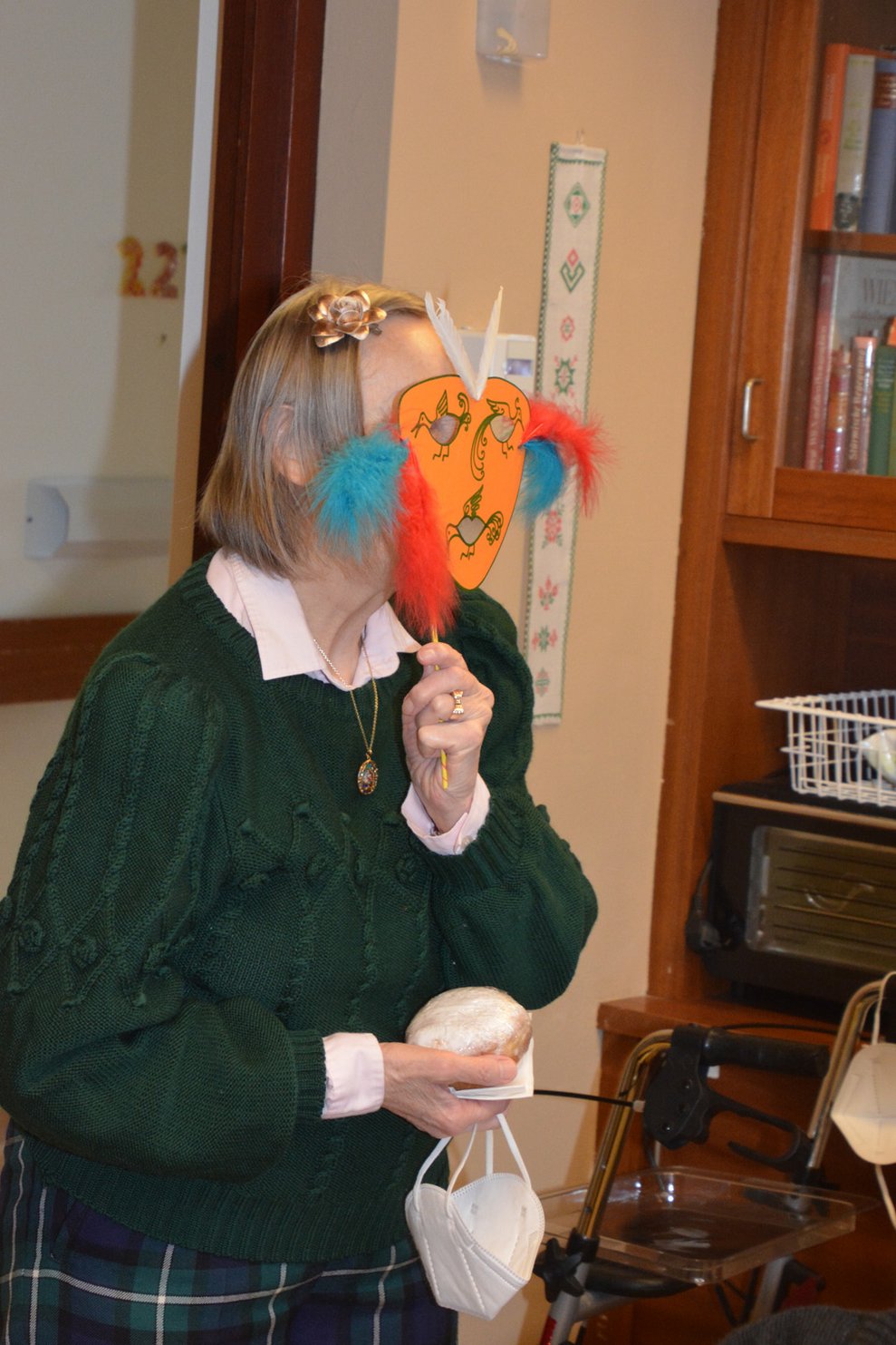 Fr. S. mit der selbst gestalteten Maske.
