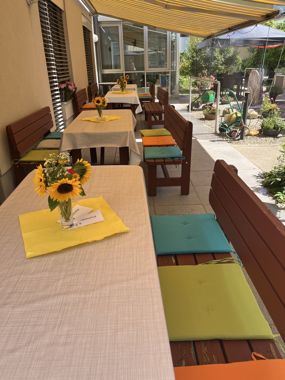Tische im PBZ Garten