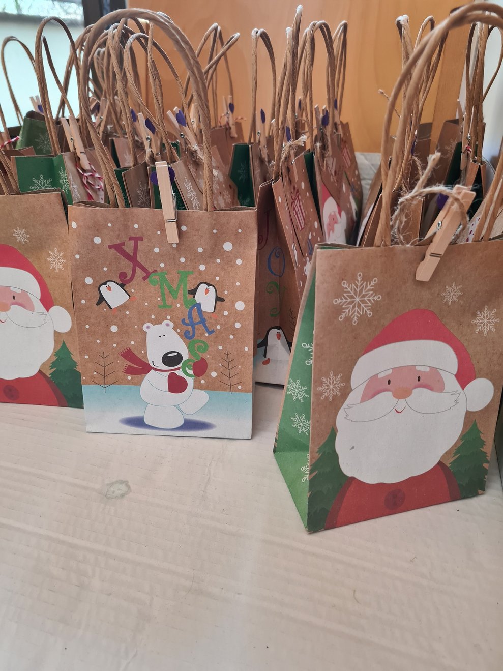 Viele weihnachtlich dekorierte Sackerl.