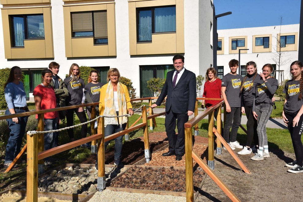 Dir. Susanne Stanzel und Bgm. Stefan Szirucsek gratulieren zur gelungenen Umsetzung des Projektes. (Bildquelle: 2021psb/sap)