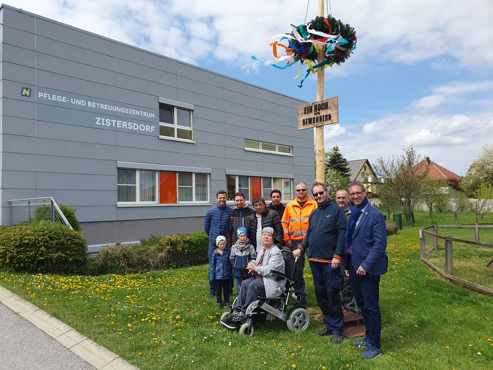 Personen rund um den Maibaum