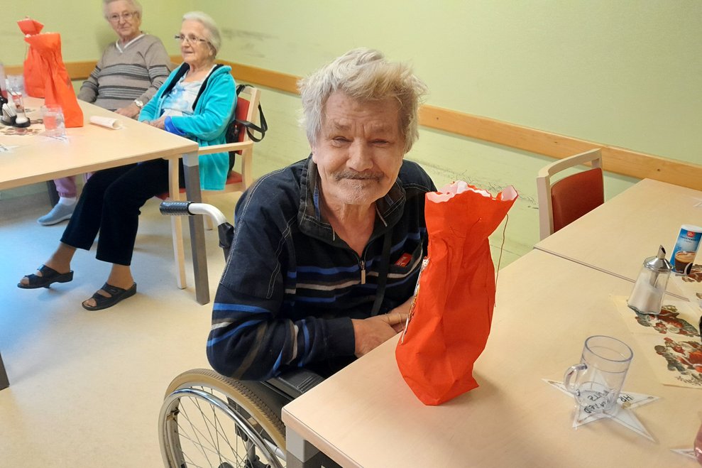 Ein Mann mit Nikolosackerl.