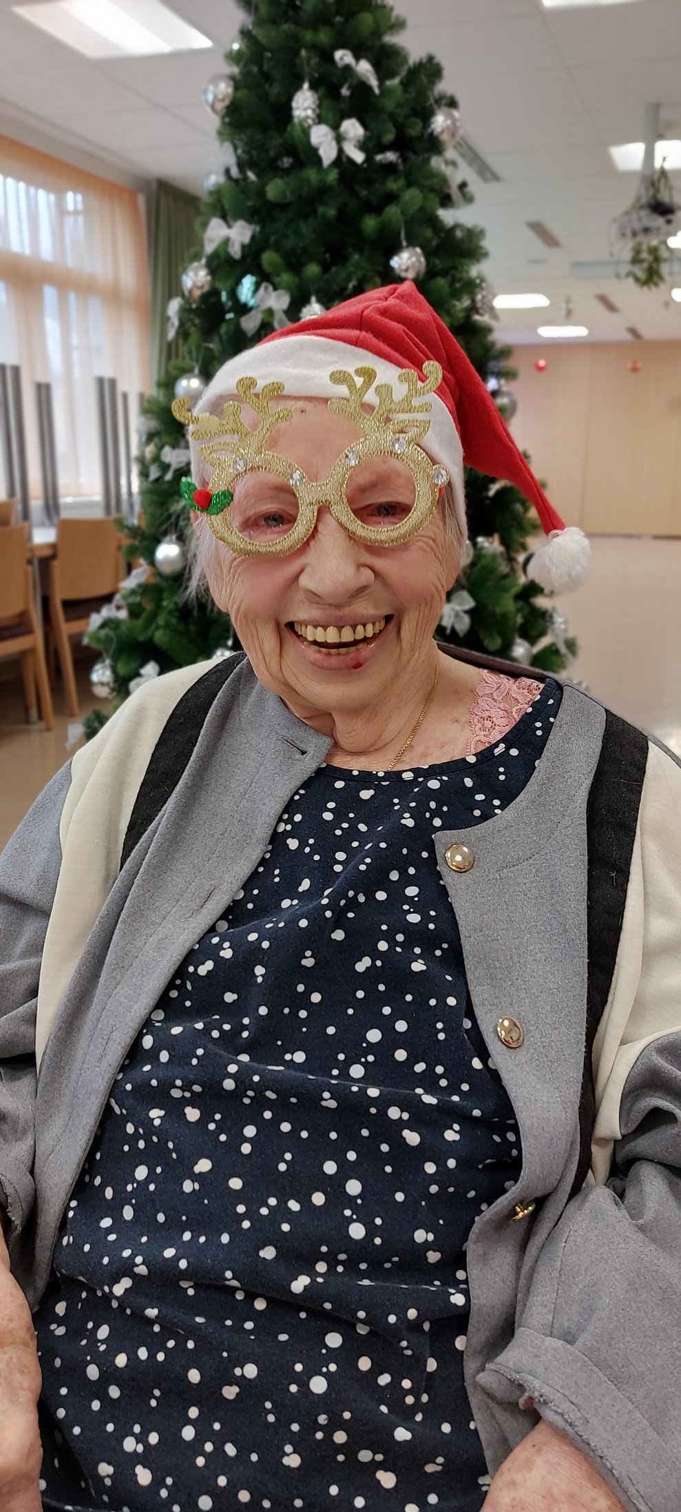 Bewohnerin mit Weihnachtsschmuck