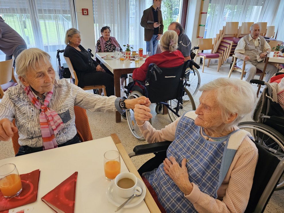 Frau L. mit ehrenamtlicher Mitarbeiterin Gerti.
