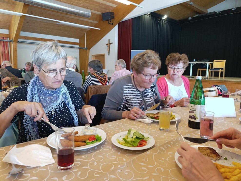 Ehrenamtlich Tätige beim Essen.