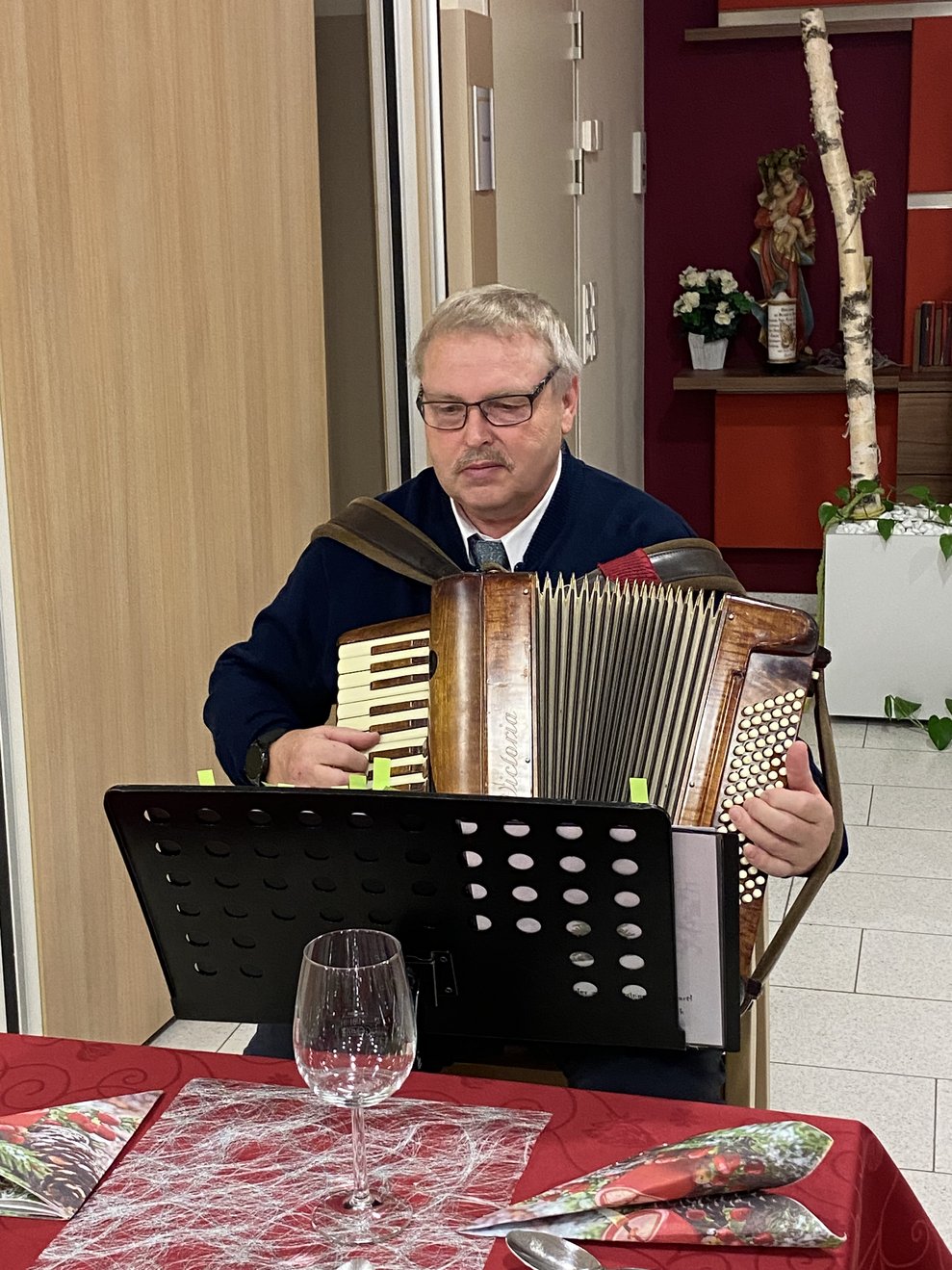 Ehrenamtlicher Mitarbeiter Erich sorgt mit seinem Akkordeon für weihnachtliche Stimmung.