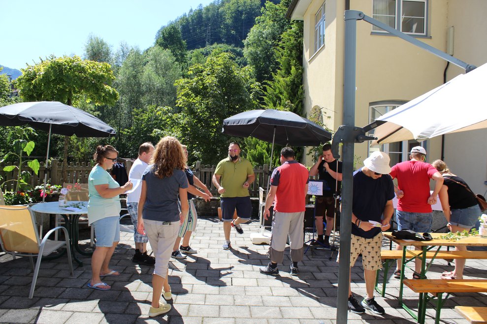 Personen tanzen zu Musik