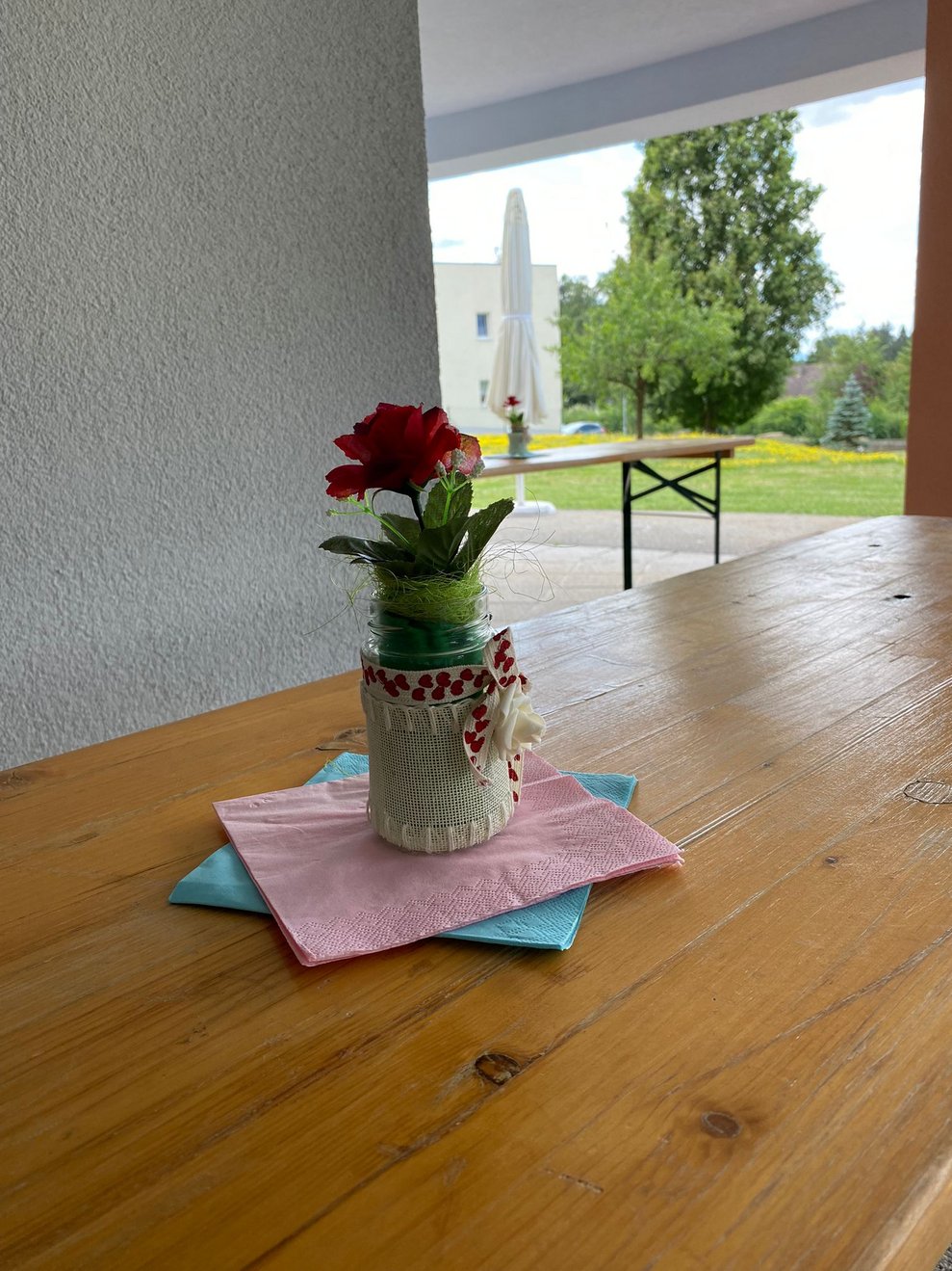 die Tische sind geschmückt