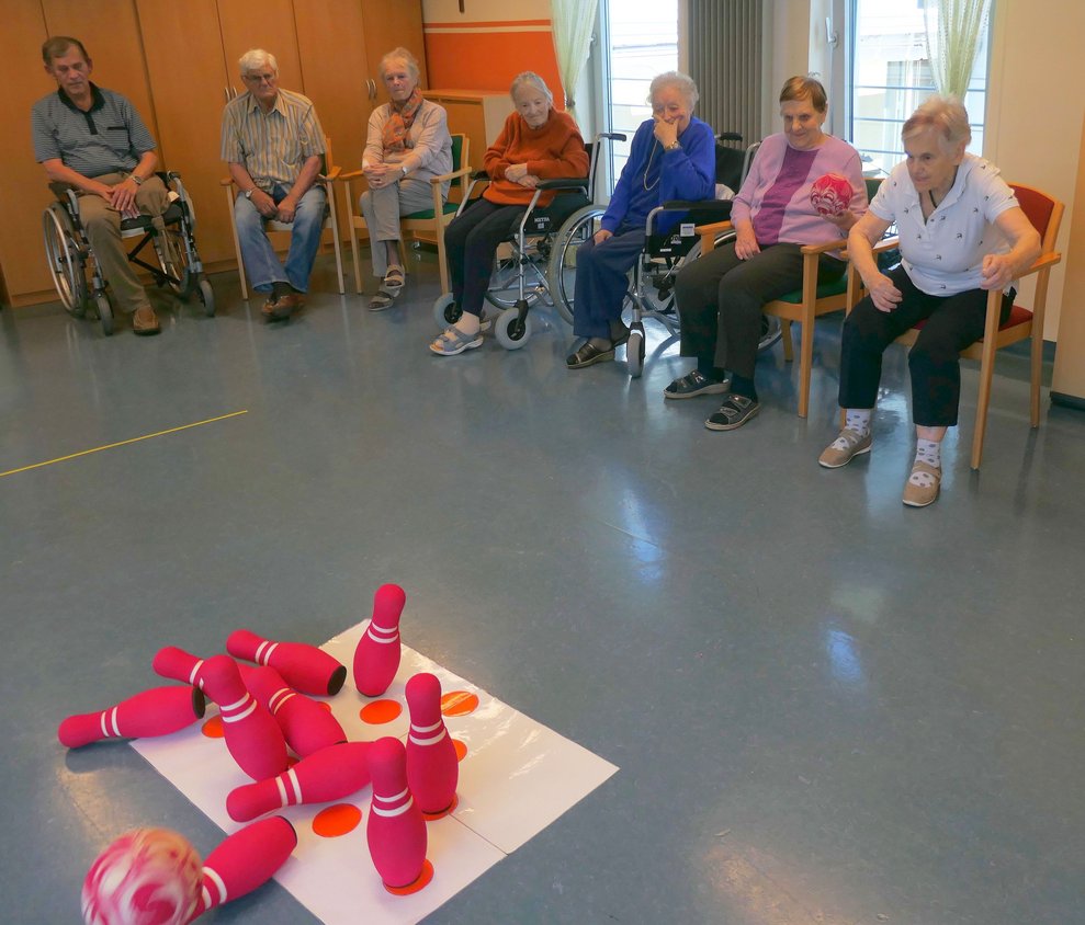 Sieben umgefallene Kegel, einer wackelt, zwei sind stehen geblieben.