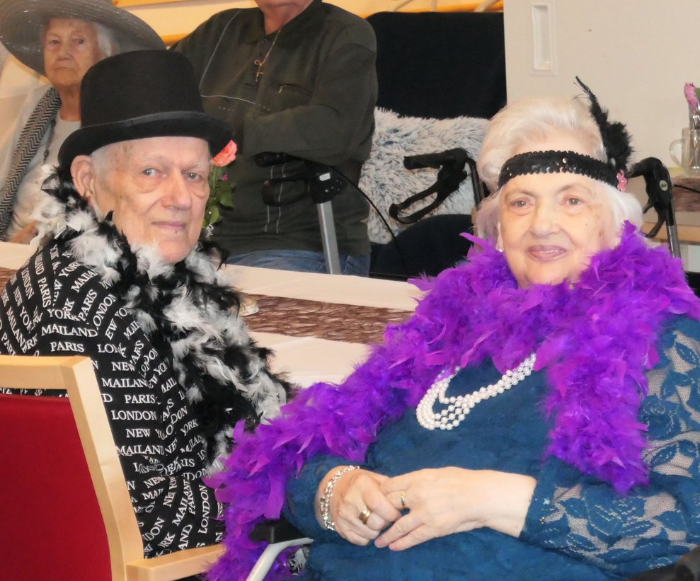 Eine Dame und ein Herr kostümiert.