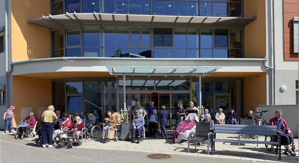 ...sind viele Zuschauer vor das Haus gekommen...