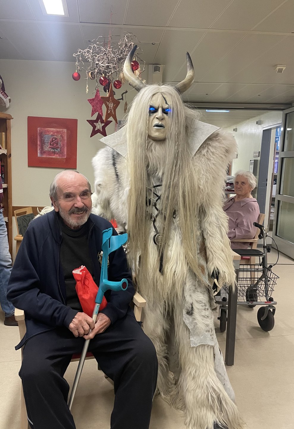 Ein Herr mit Krampus. 