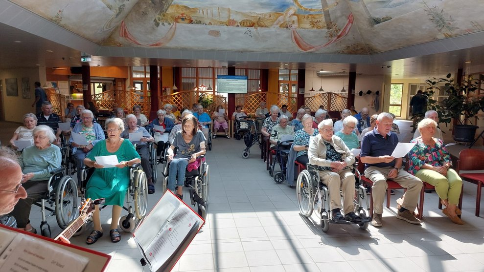 Bewohnerinnen und Bewohner beim Konzert.