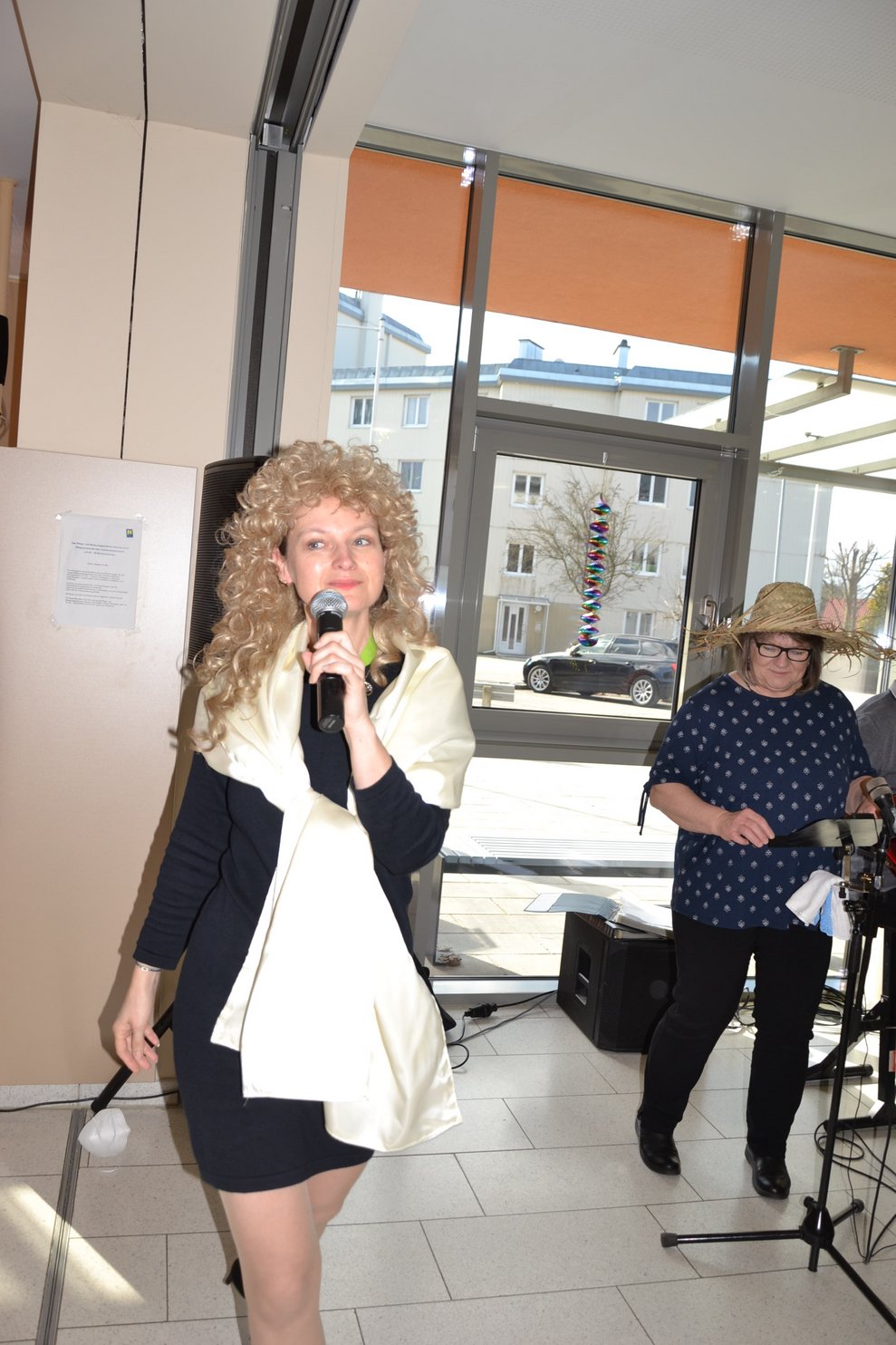 Die Karaoke-Show eröffnete WBL Christiane mit dem Song "Ich will keine Schokolade" von Trude Herr und verzauberte damit ganz besonders unsere Bewohner.
