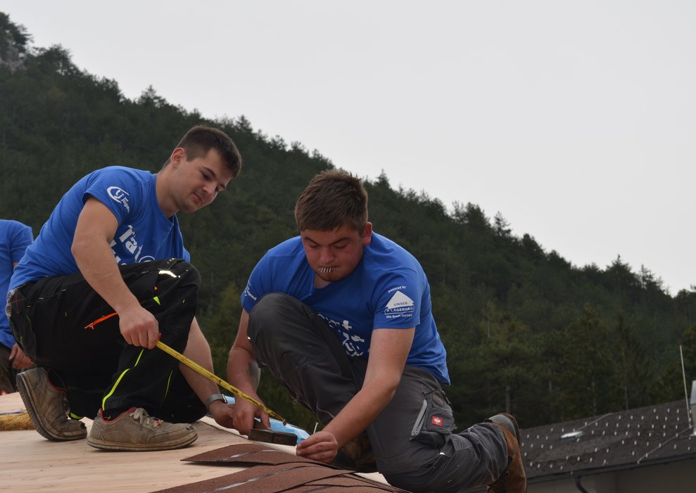 Das Dach wird eingedeckt