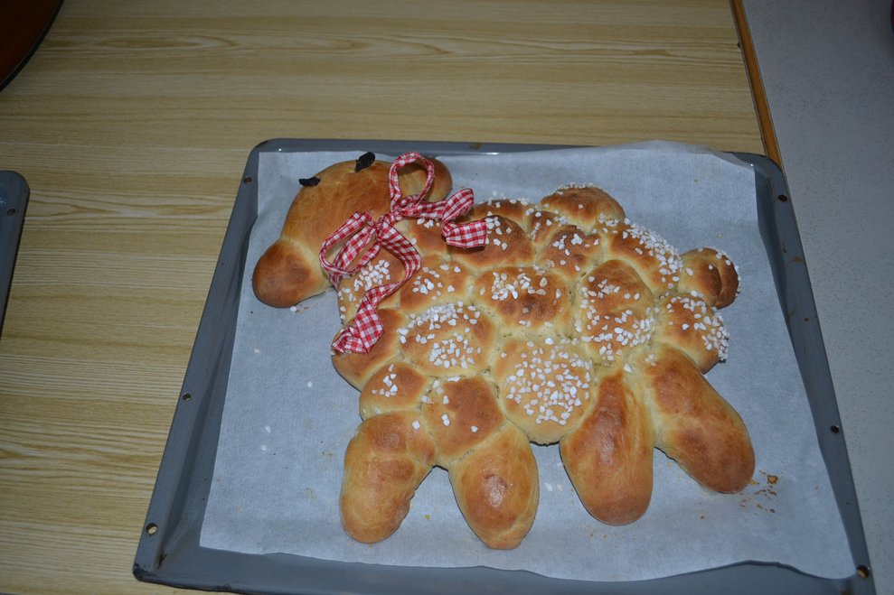 Eine Osterbäckerei in Form eines Schafes