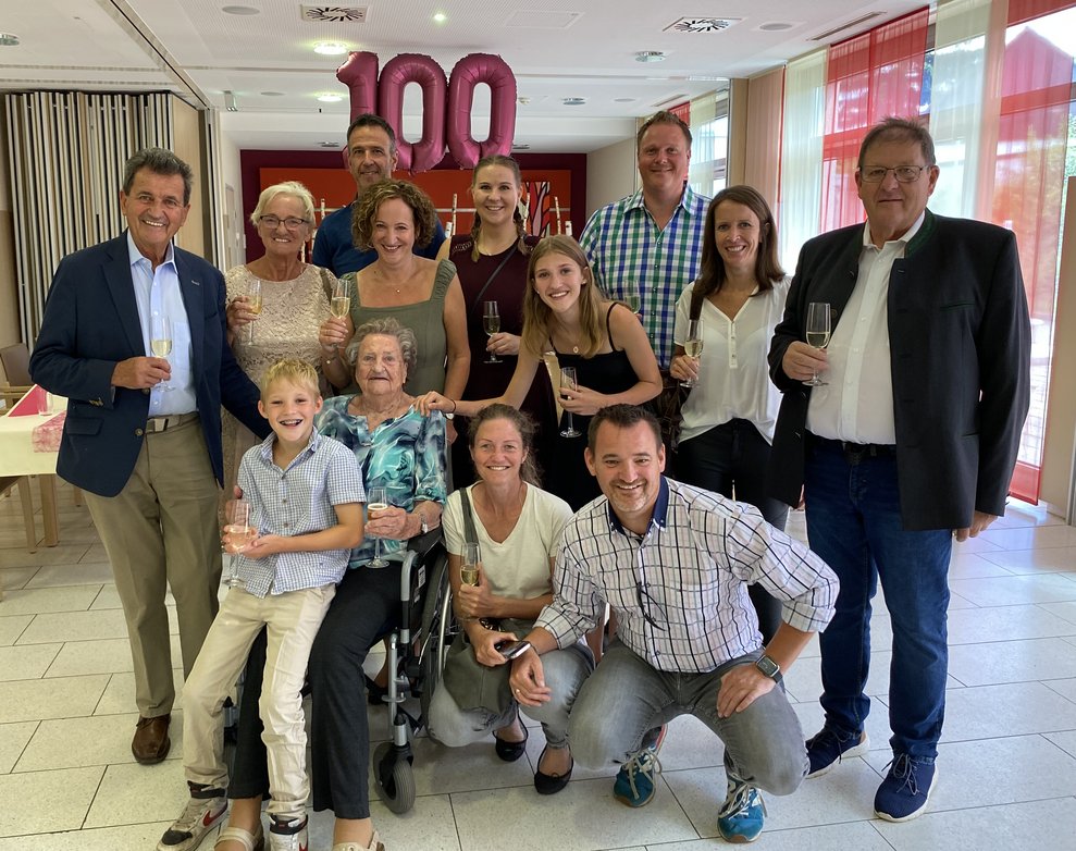 Die Jubilarin im Kreise ihrer Familie.