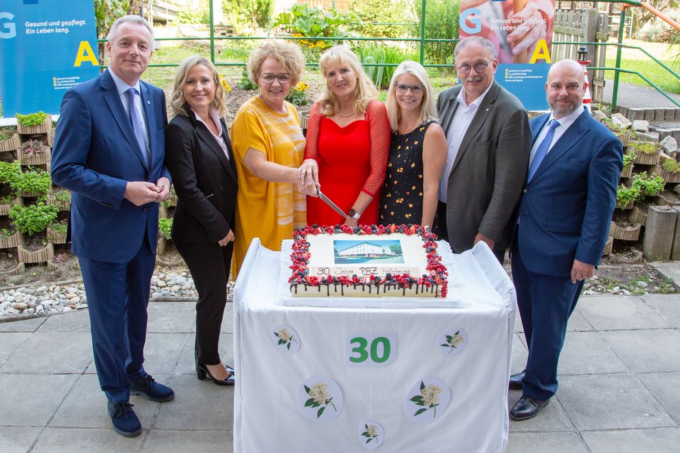 Anschnitt der Torte unter dem Motto 30 Jahre PBZ Hollabrunn